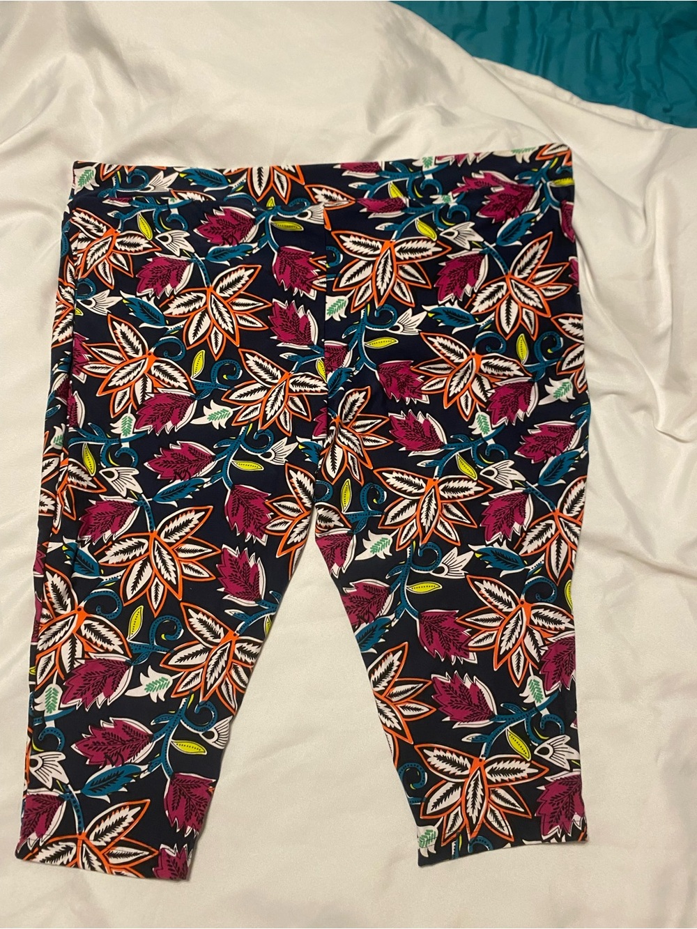 Terra & Sky Black Floral Print Capri Leggings with Multicolor Leaves